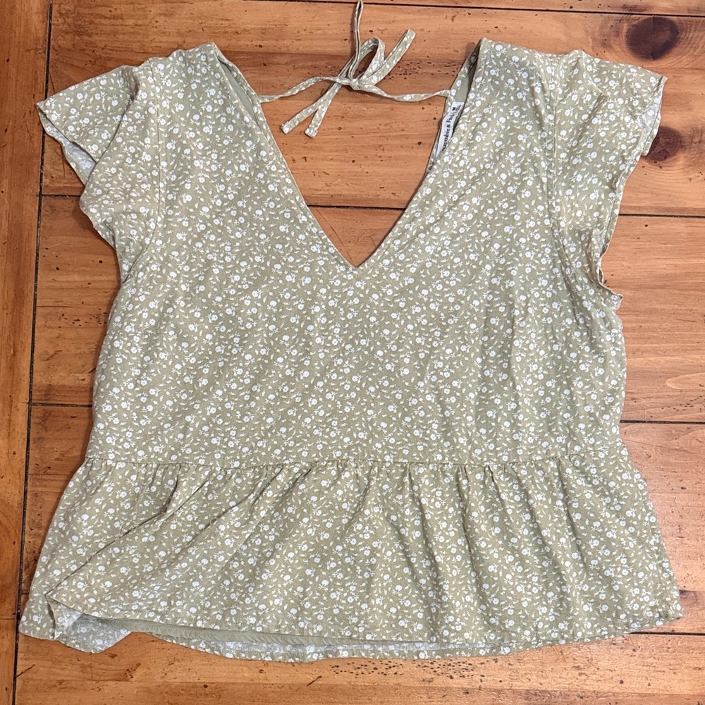 Abercrombie & Fitch Flutter sleeve trapeze top M